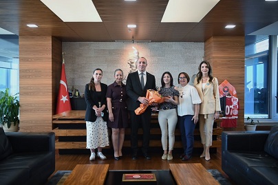 ANTALYA’DA BİR İLK:  “BAŞKAN KOTAN’DAN KADIN HAKLARI İÇİN ÖRNEK İMZA”